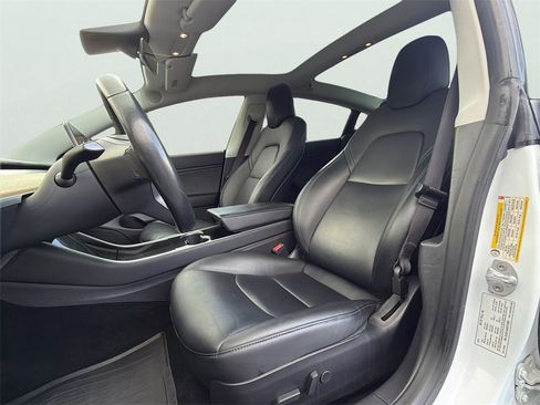 Used 2019 Tesla Model 3 Standard Range Plus image 2