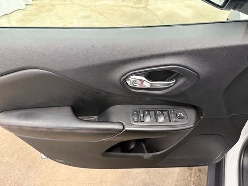 Used 2019 Jeep Cherokee Trailhawk w/ Cold Weather Group image 15