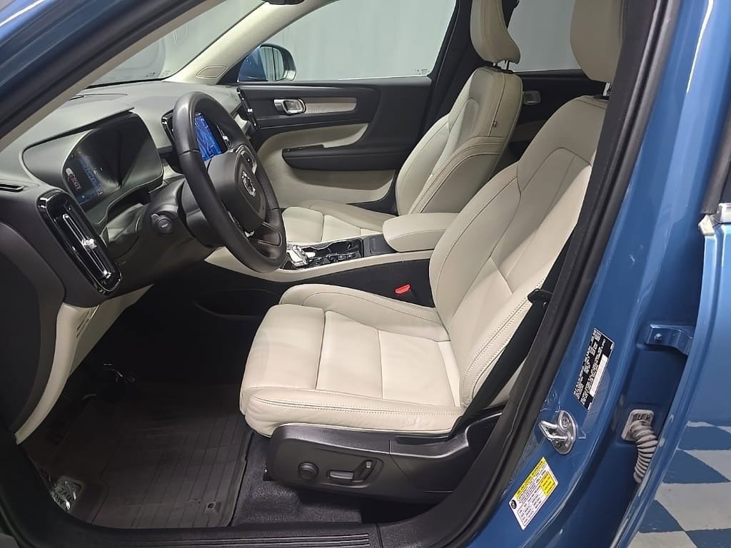 Used 2023 Volvo XC40 B5 Plus w/ Protection Package Premier AWD/4WD image 8