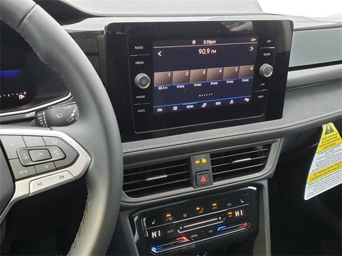 New 2026 Volkswagen Taos SE image 11