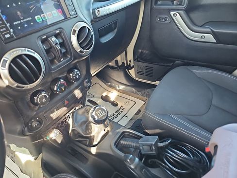 Used 2016 Jeep Wrangler Unlimited Sahara image 31