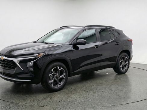 Used 2025 Chevrolet Trax LT w/ LT Convenience Package FWD image 3