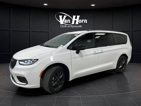 New 2026 Chrysler Pacifica Select AWD/4WD image 3