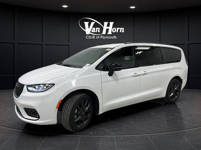 New 2026 Chrysler Pacifica Select