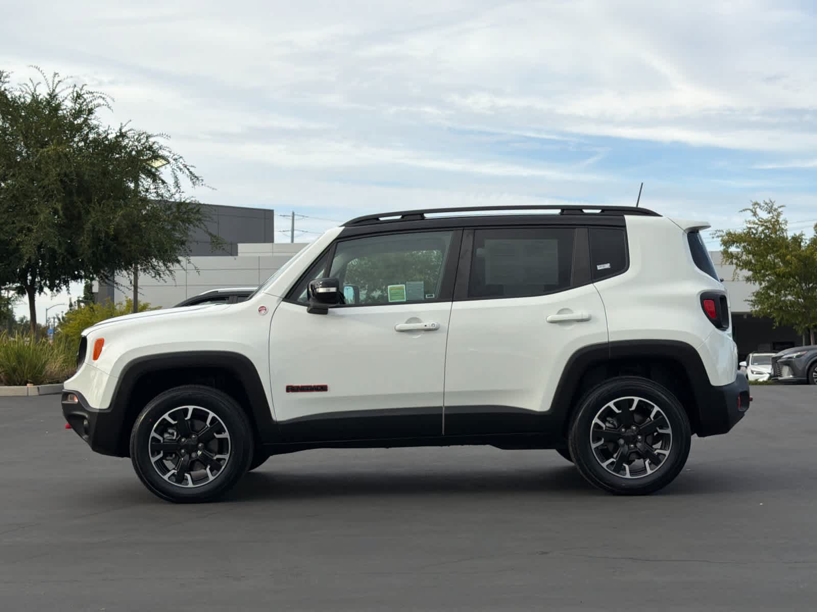 Used 2023 Jeep Renegade Trailhawk AWD/4WD image 9