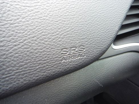 Used 2019 Jeep Cherokee Latitude Plus w/ Cold Weather Group AWD/4WD image 32