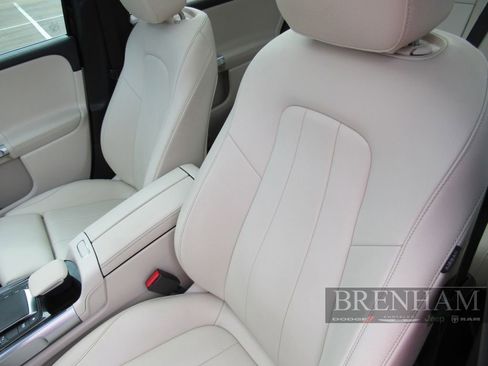 Used 2022 Mercedes-Benz GLB 250 w/ Premium Package image 16