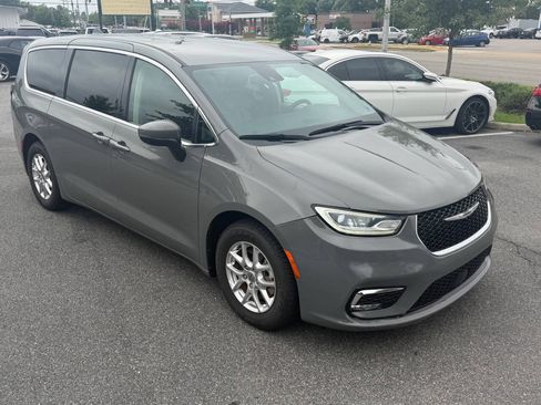 Used 2023 Chrysler Pacifica Touring-L FWD image 3