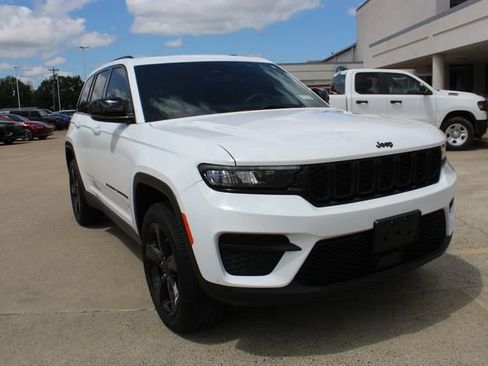 Used 2023 Jeep Grand Cherokee Altitude AWD/4WD image 6