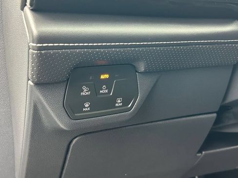 Used 2024 Volkswagen Atlas SE FWD image 14