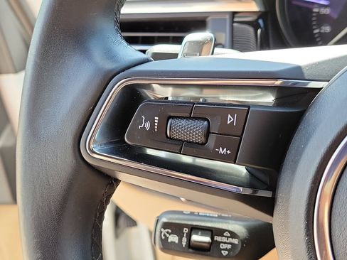 Certified 2025 Porsche Macan AWD/4WD image 36