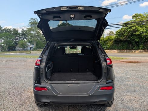 Used 2017 Jeep Cherokee Latitude w/ Cold Weather Group AWD/4WD image 7