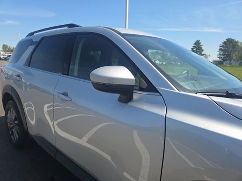 Used 2025 Nissan Pathfinder SV image 5