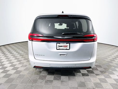 Certified 2024 Chrysler Pacifica Touring-L image 9
