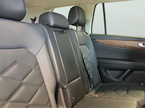Used 2024 Volkswagen Atlas SE FWD image 14