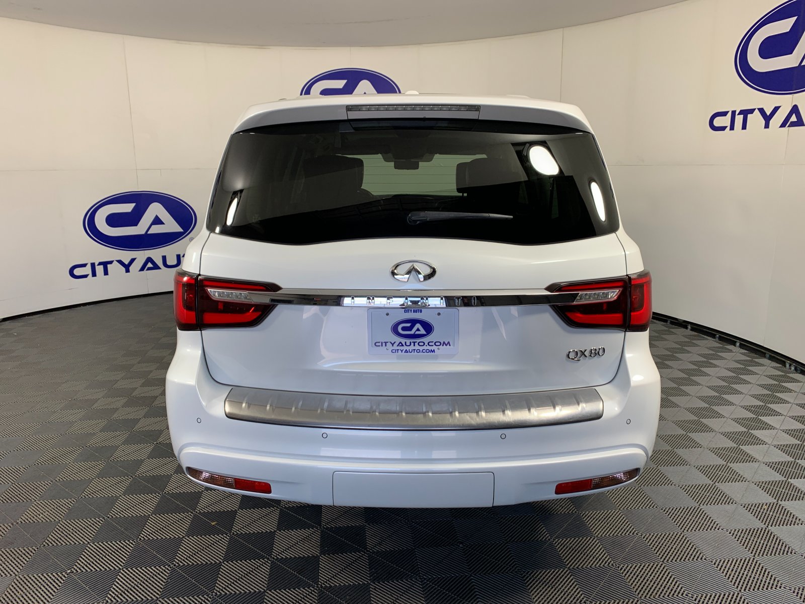 Used 2018 INFINITI QX80 4WD w/ Deluxe Technology Package image 4