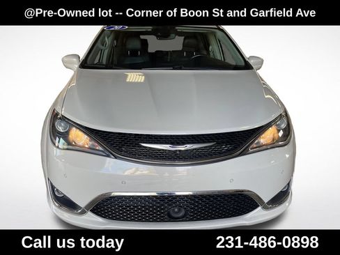 Used 2020 Chrysler Pacifica Touring-L Plus FWD image 8