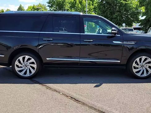 Used 2024 Lincoln Navigator L 4WD image 9