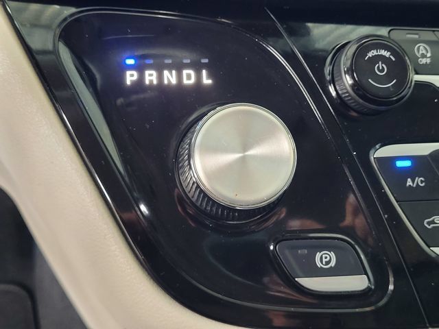 Used 2023 Chrysler Pacifica Touring-L FWD image 19