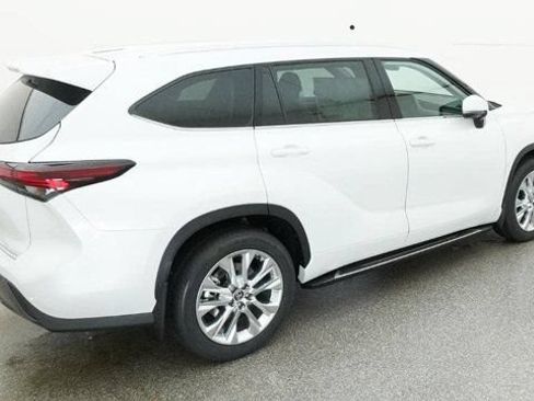New 2026 Toyota Highlander AWD image 8