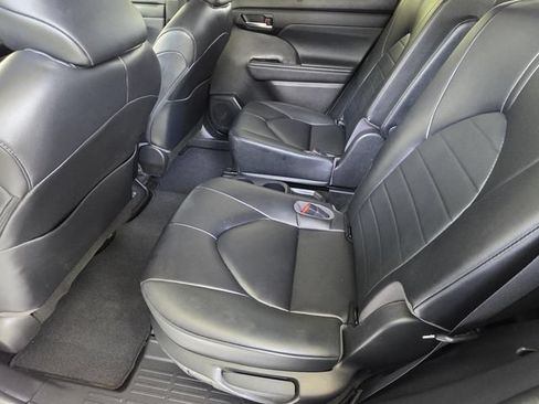 Used 2023 Toyota Highlander XLE FWD image 10