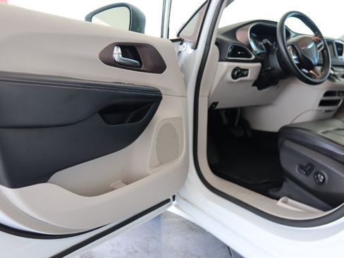 Used 2021 Chrysler Voyager Lxi image 17