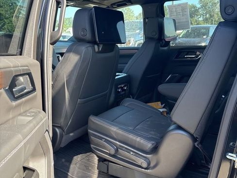Used 2025 GMC Yukon XL Denali w/ Denali Reserve Package AWD/4WD image 10