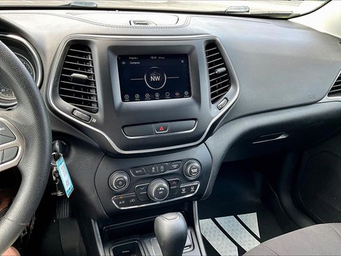 Used 2019 Jeep Cherokee Latitude w/ Popular Appearance Group FWD image 15