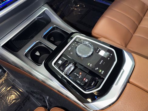 Used 2026 BMW 740i w/ Premium Package image 29