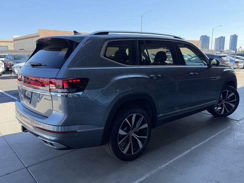 Used 2024 Volkswagen Atlas SEL Premium R-Line image 4