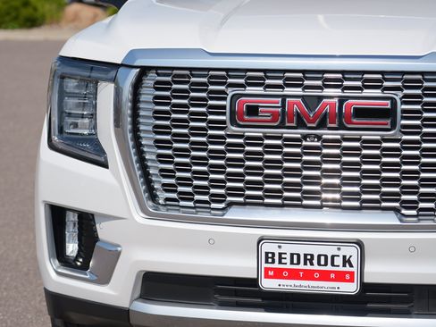 Used 2021 GMC Yukon XL Denali w/ Denali Premium Package AWD/4WD image 9