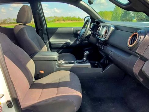 Used 2017 Toyota Tacoma TRD Off-Road image 16
