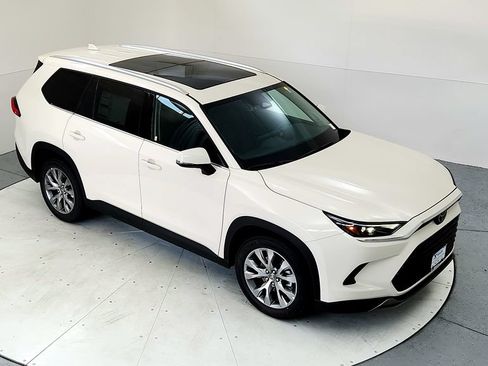 Used 2024 Toyota Grand Highlander AWD image 13
