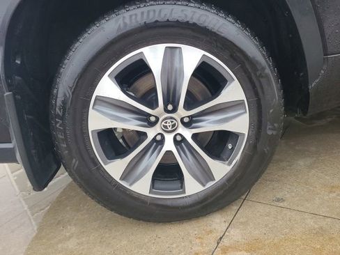 Used 2024 Toyota Highlander XLE image 10