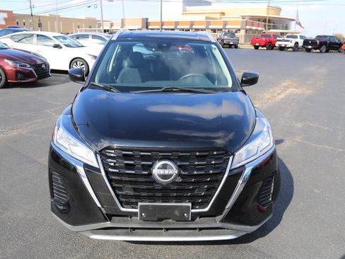 Used 2023 Nissan Kicks SV image 2