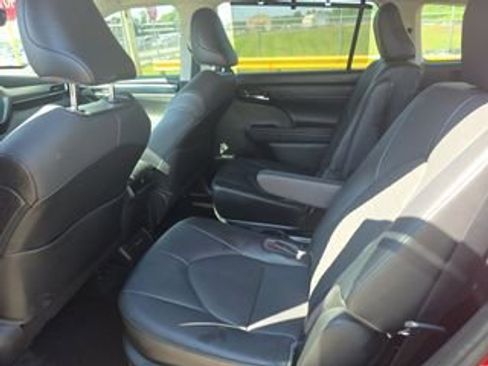 Used 2021 Toyota Highlander XLE FWD image 11