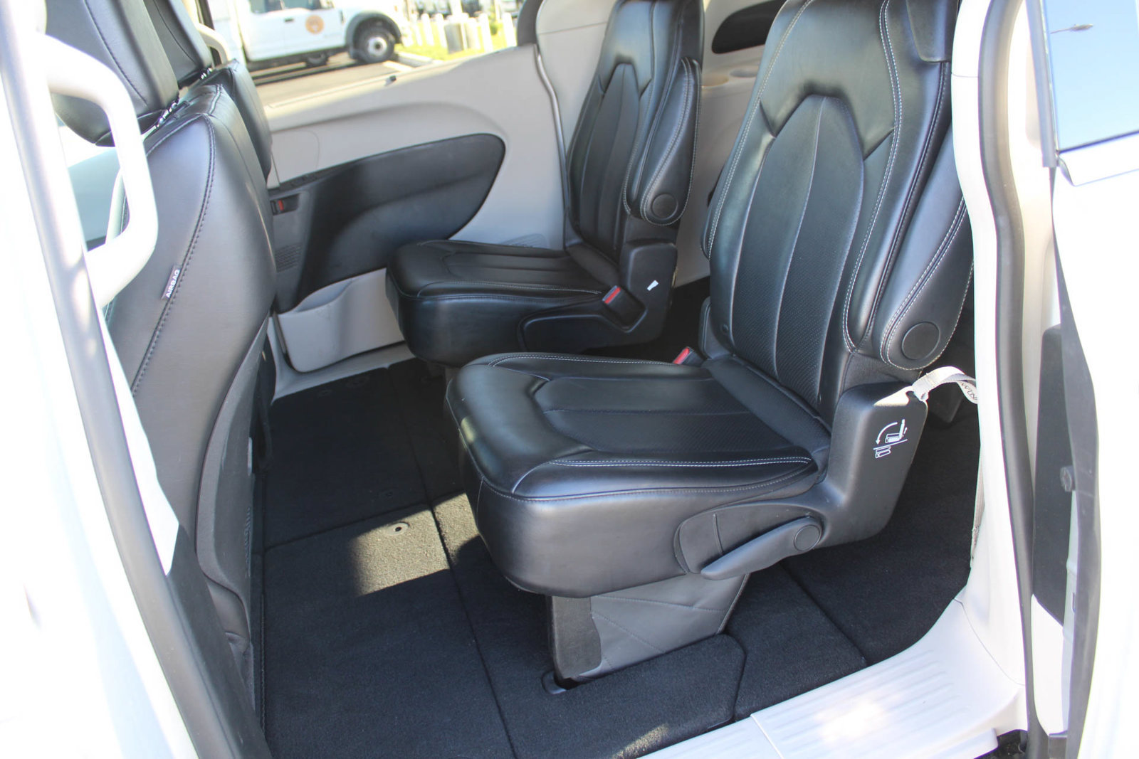 Used 2024 Chrysler Pacifica Touring-L FWD image 18