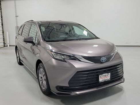 Certified 2021 Toyota Sienna LE image 3