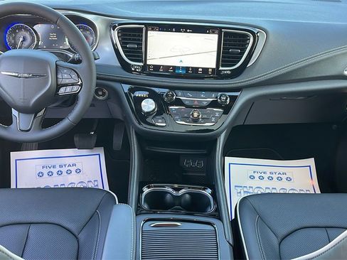 New 2025 Chrysler Pacifica Limited image 13