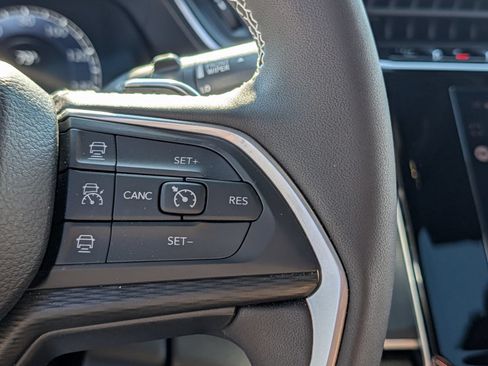 Used 2023 Jeep Grand Cherokee Altitude AWD/4WD image 31