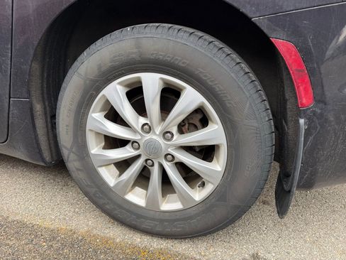 Used 2017 Chrysler Pacifica Touring-L image 9