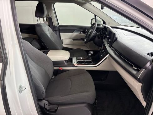 Used 2022 Kia Carnival LX image 39