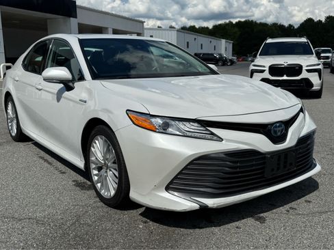 Used 2020 Toyota Camry XLE w/ Sunroof Package FWD image 3