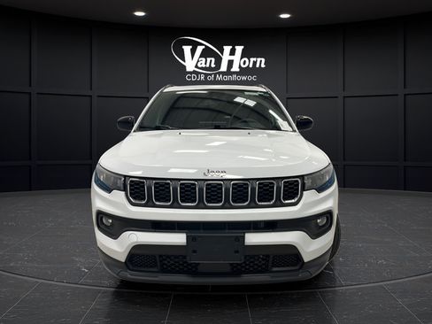 Used 2024 Jeep Compass Latitude w/ Sun and Sound Group AWD/4WD image 2