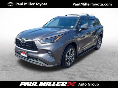 Used 2023 Toyota Highlander XLE AWD/4WD image 1