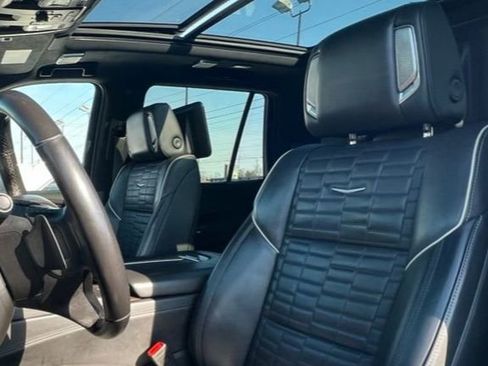 Used 2023 Cadillac Escalade Premium Luxury Platinum image 3