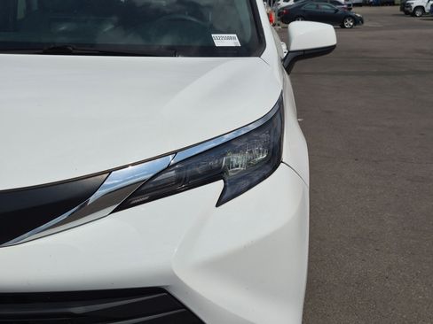 Used 2025 Toyota Sienna LE FWD image 13