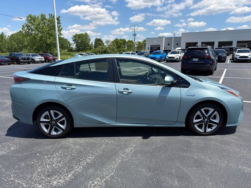 Used 2017 Toyota Prius Three Touring w/ Carpet Mat Package FWD image 9