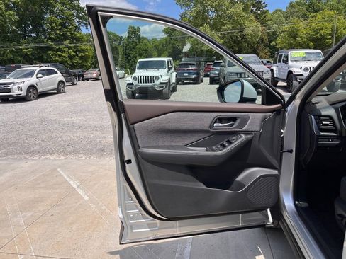 Used 2023 Nissan Rogue SV AWD/4WD image 19