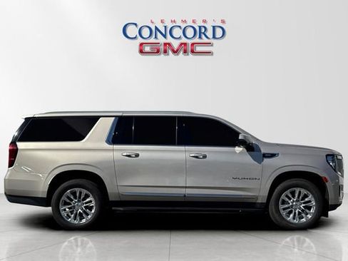 Used 2023 GMC Yukon XL SLT w/ SLT Premium Package AWD/4WD image 3
